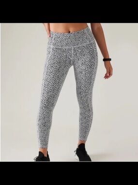 Athleta Ultimate Stash Textured 7/8 Leggings in Black & White